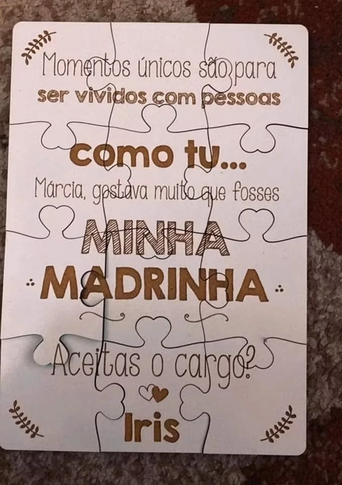 Peça com dedicatória, mensagem ou dados personalizados para assinalar uma ocasião.