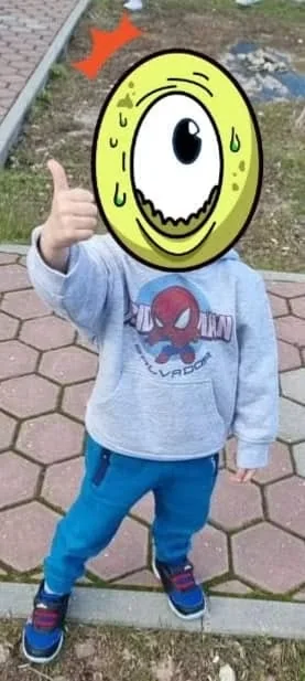 Peças de vestuário com nomes, imagens ou mensagens personalizadas.