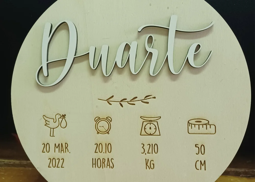 Peças com nome e elementos relativos ao nascimento e aos primeiros meses.