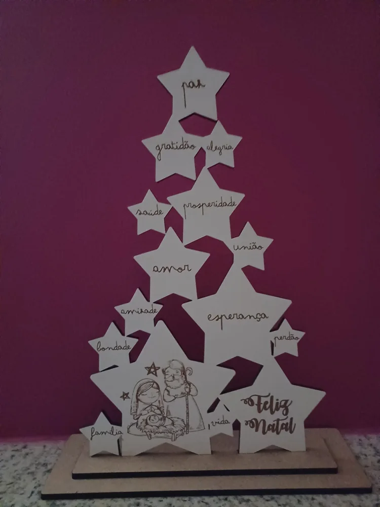Enfeites com nomes, mensagens ou ilustrações para decorar a árvore e oferecer no Natal.