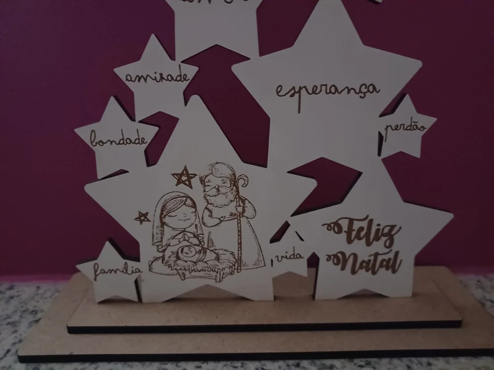 Enfeites com nomes, mensagens ou ilustrações para decorar a árvore e oferecer no Natal.