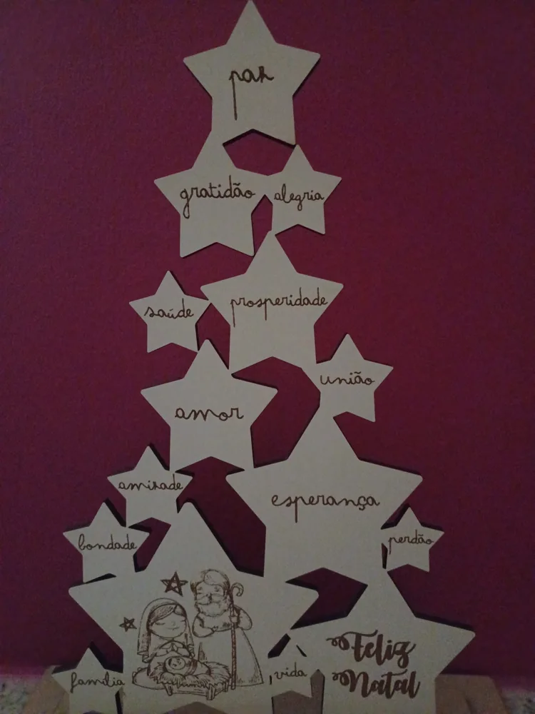 Enfeites com nomes, mensagens ou ilustrações para decorar a árvore e oferecer no Natal.