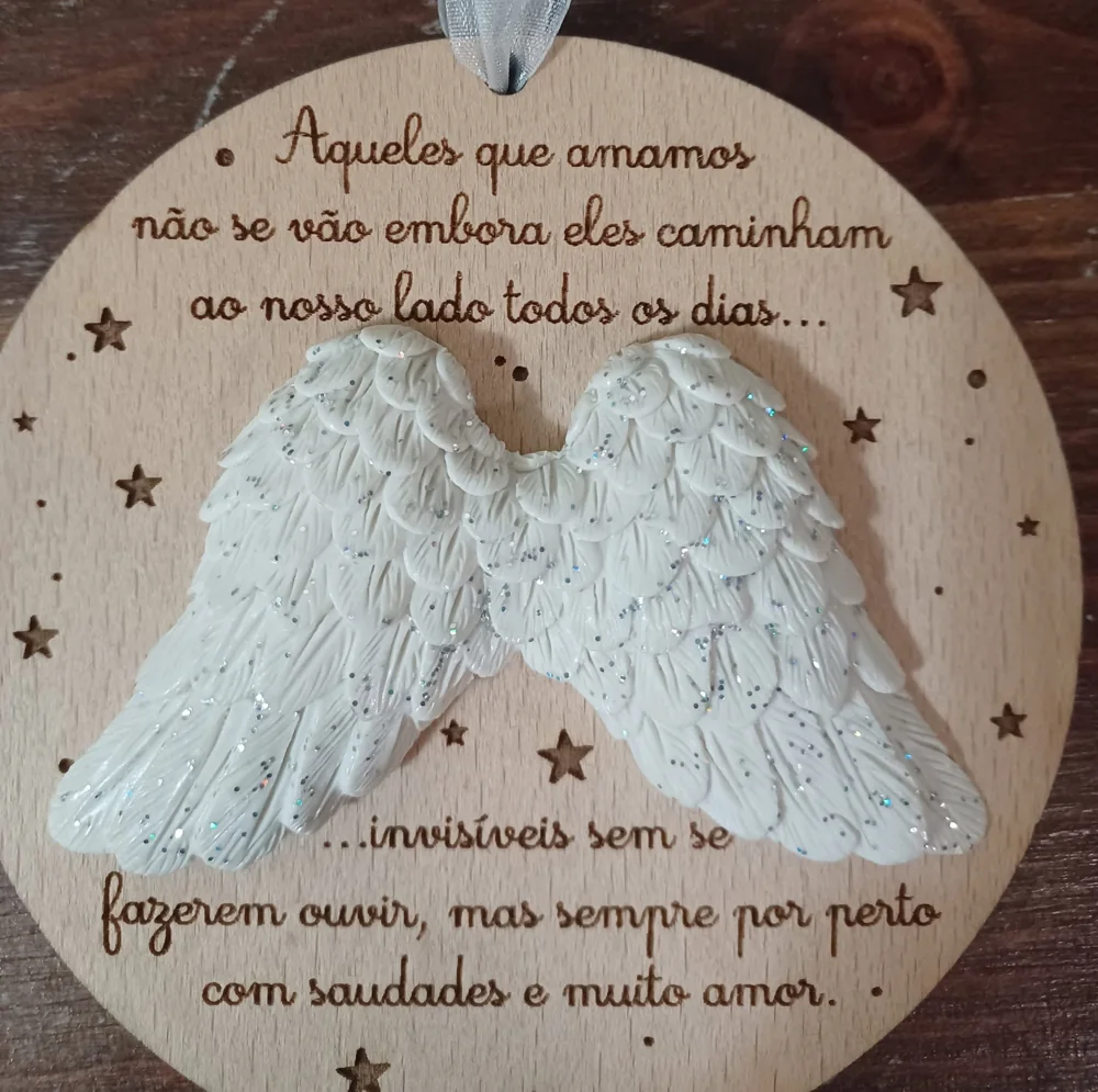 Enfeites com nomes, mensagens ou ilustrações para decorar a árvore e oferecer no Natal.