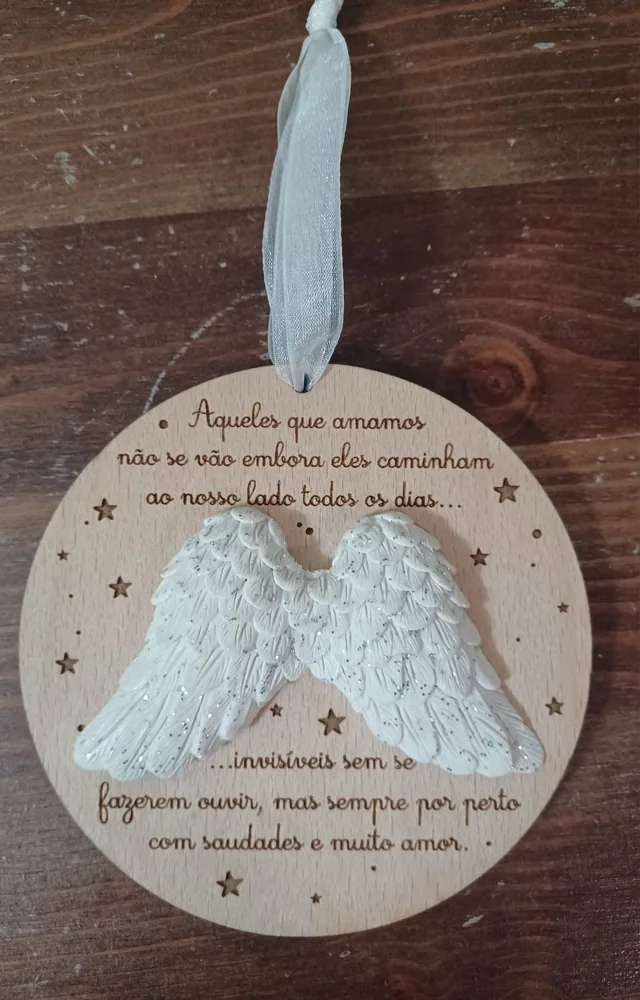Enfeites com nomes, mensagens ou ilustrações para decorar a árvore e oferecer no Natal.