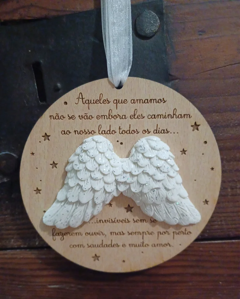 Enfeites com nomes, mensagens ou ilustrações para decorar a árvore e oferecer no Natal.