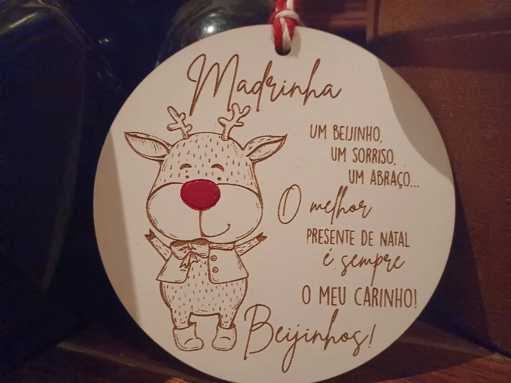 Enfeites com nomes, mensagens ou ilustrações para decorar a árvore e oferecer no Natal.