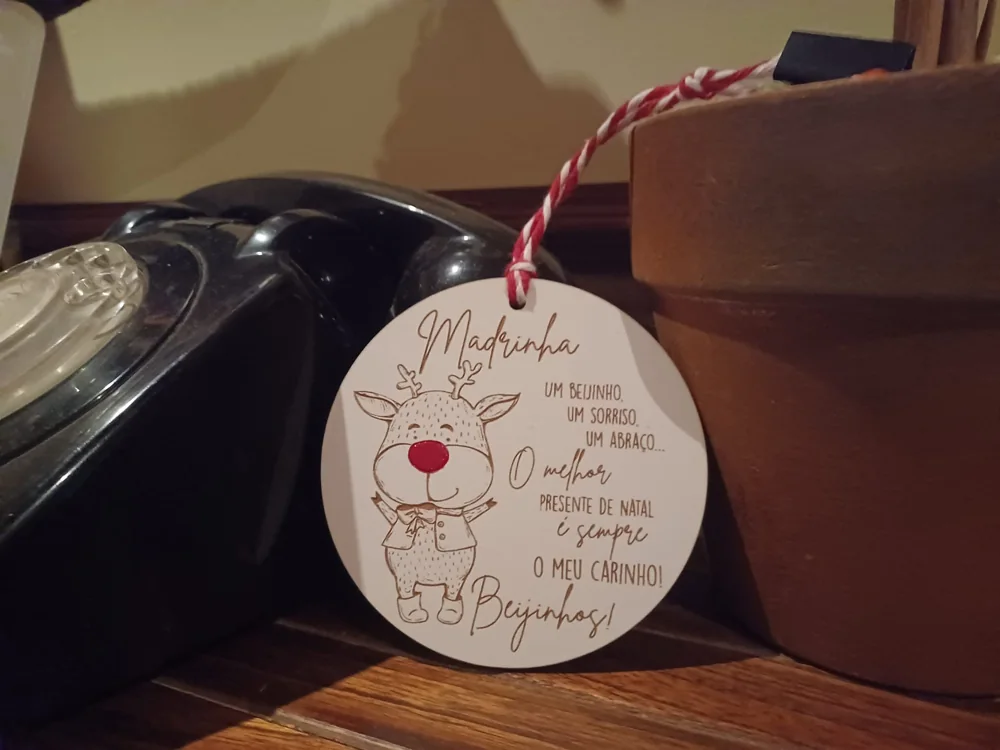 Enfeites com nomes, mensagens ou ilustrações para decorar a árvore e oferecer no Natal.