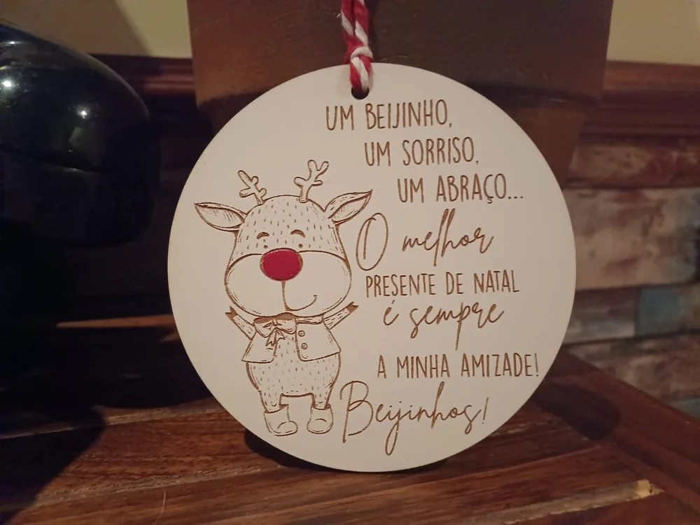 Enfeites com nomes, mensagens ou ilustrações para decorar a árvore e oferecer no Natal.