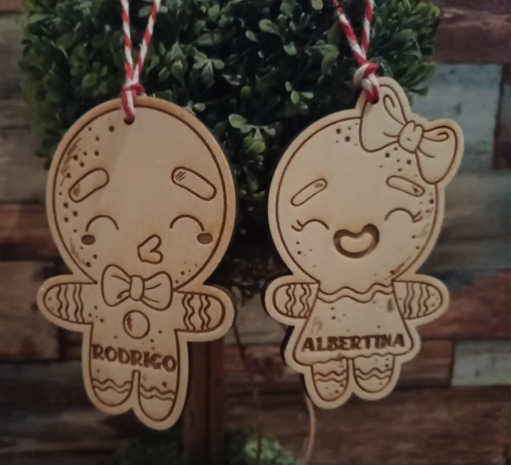 Enfeites com nomes, mensagens ou ilustrações para decorar a árvore e oferecer no Natal.