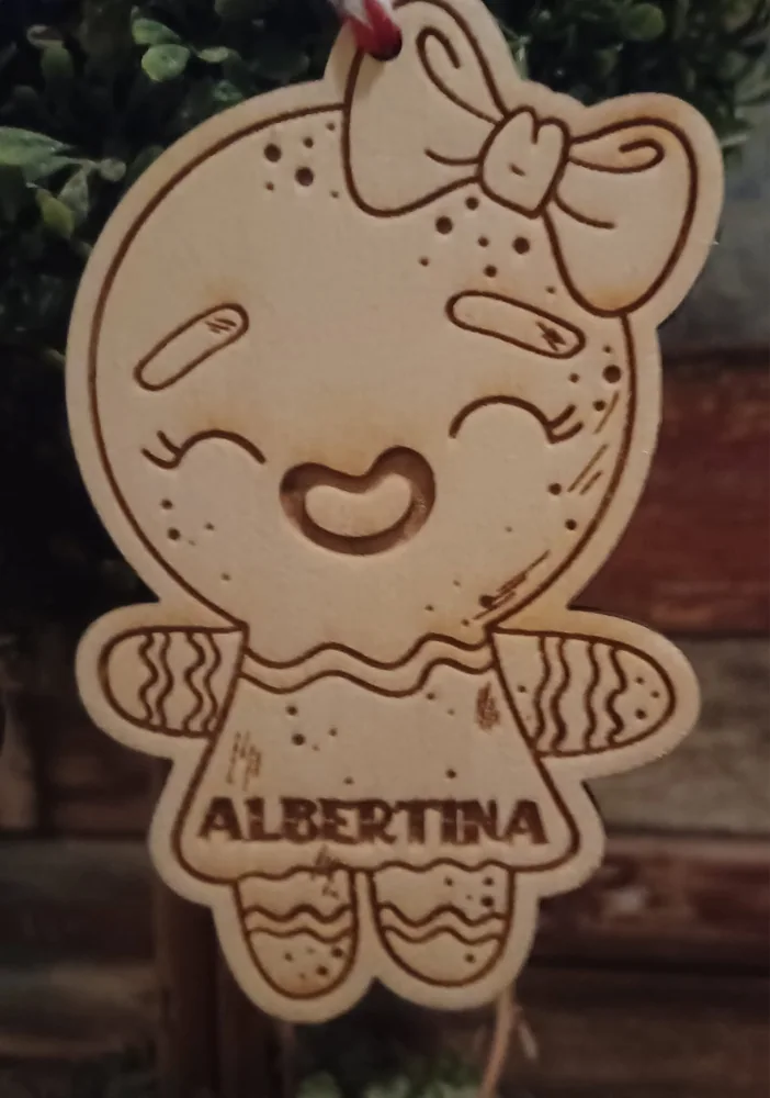 Enfeites com nomes, mensagens ou ilustrações para decorar a árvore e oferecer no Natal.