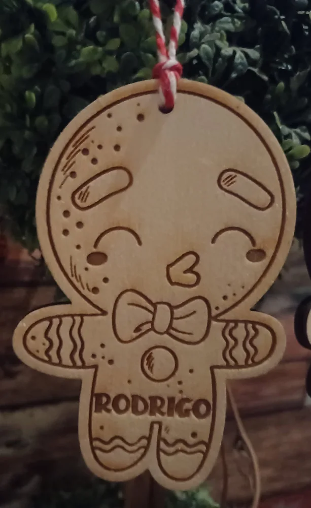 Enfeites com nomes, mensagens ou ilustrações para decorar a árvore e oferecer no Natal.