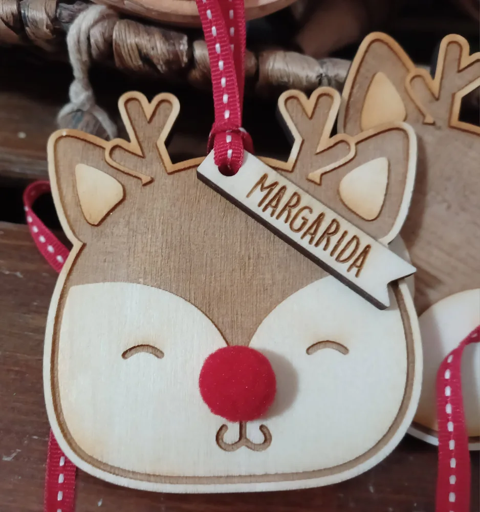 Enfeites com nomes, mensagens ou ilustrações para decorar a árvore e oferecer no Natal.
