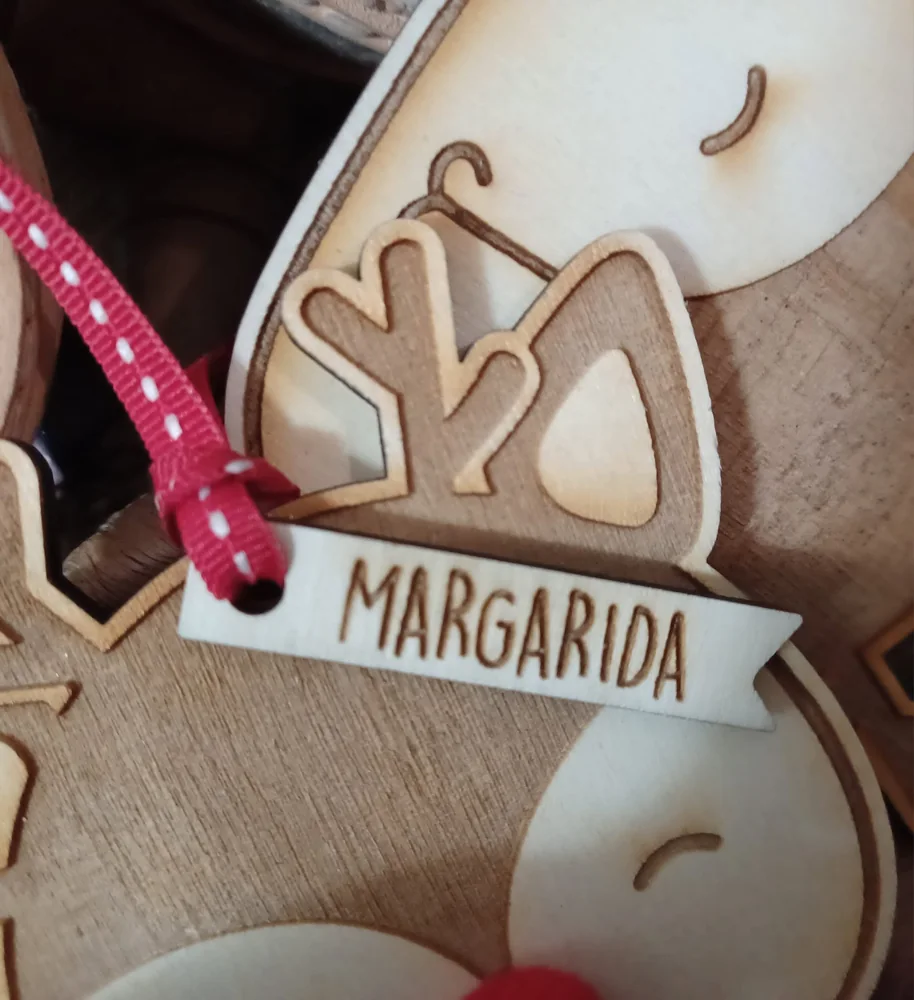 Enfeites com nomes, mensagens ou ilustrações para decorar a árvore e oferecer no Natal.