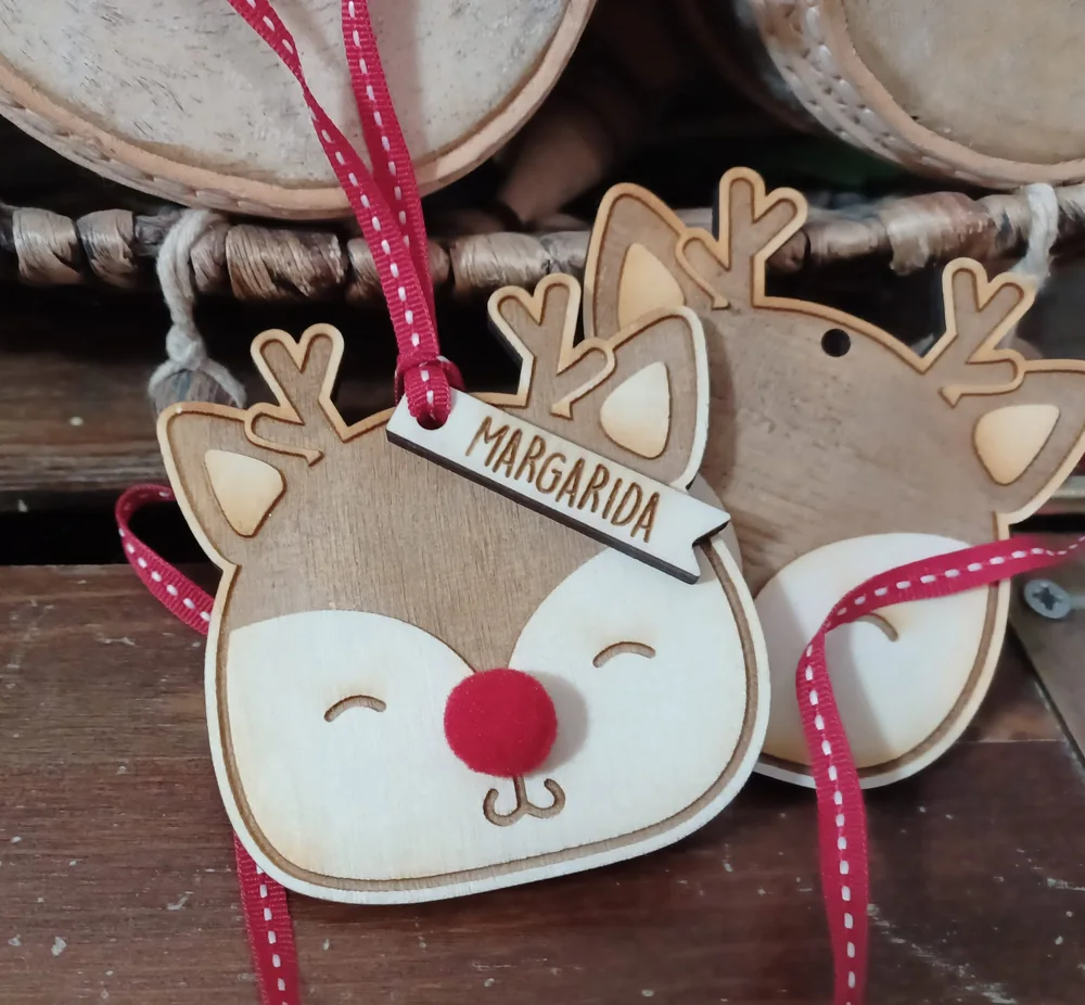 Enfeites com nomes, mensagens ou ilustrações para decorar a árvore e oferecer no Natal.