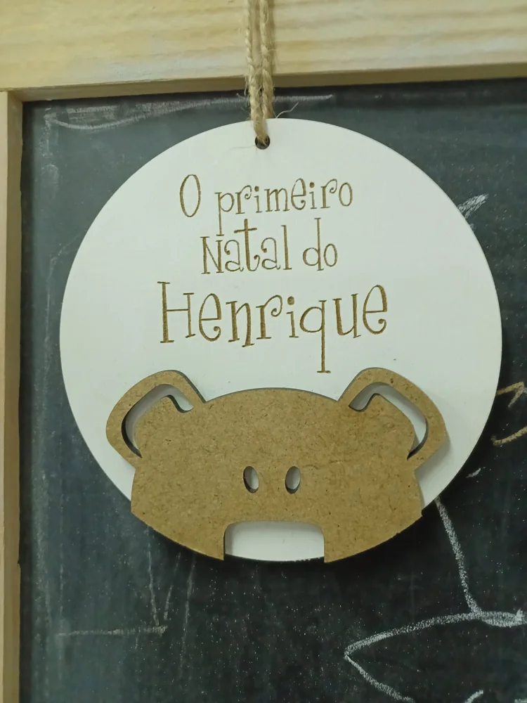 Suporte com nome ou silhueta para organizar as trelas dos animais de companhia.