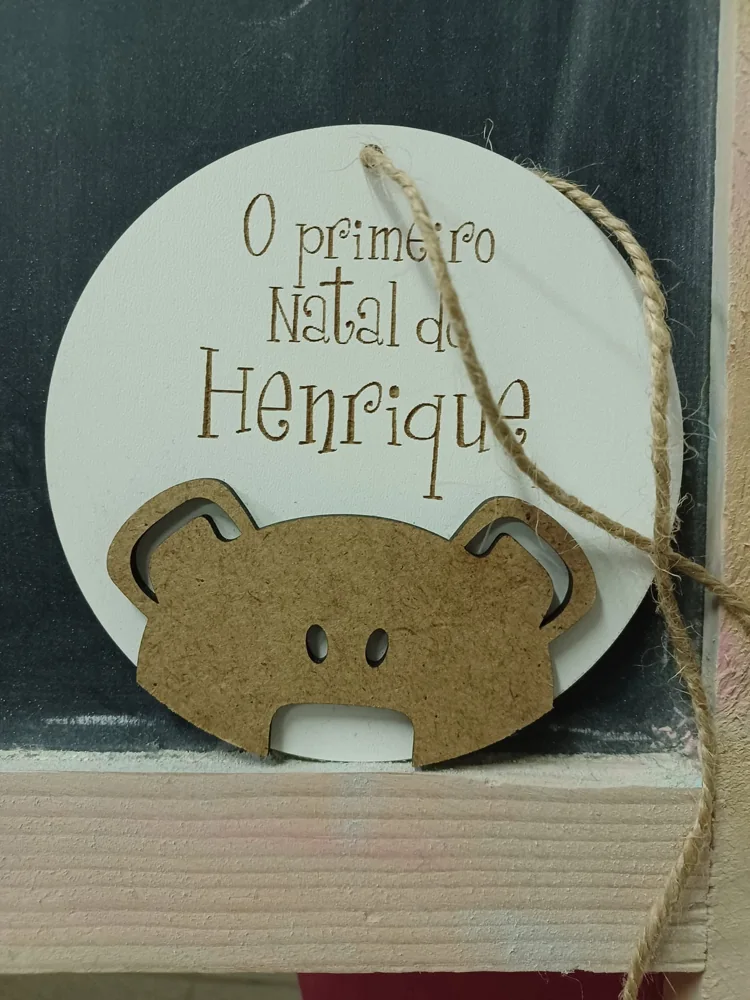 Suporte com nome ou silhueta para organizar as trelas dos animais de companhia.