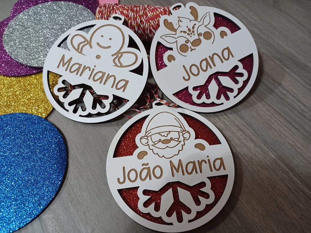 Enfeites com nomes, mensagens ou ilustrações para decorar a árvore e oferecer no Natal.
