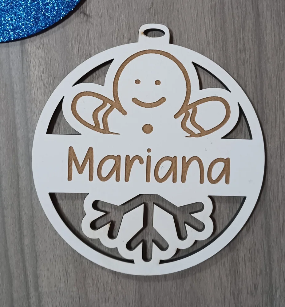 Enfeites com nomes, mensagens ou ilustrações para decorar a árvore e oferecer no Natal.