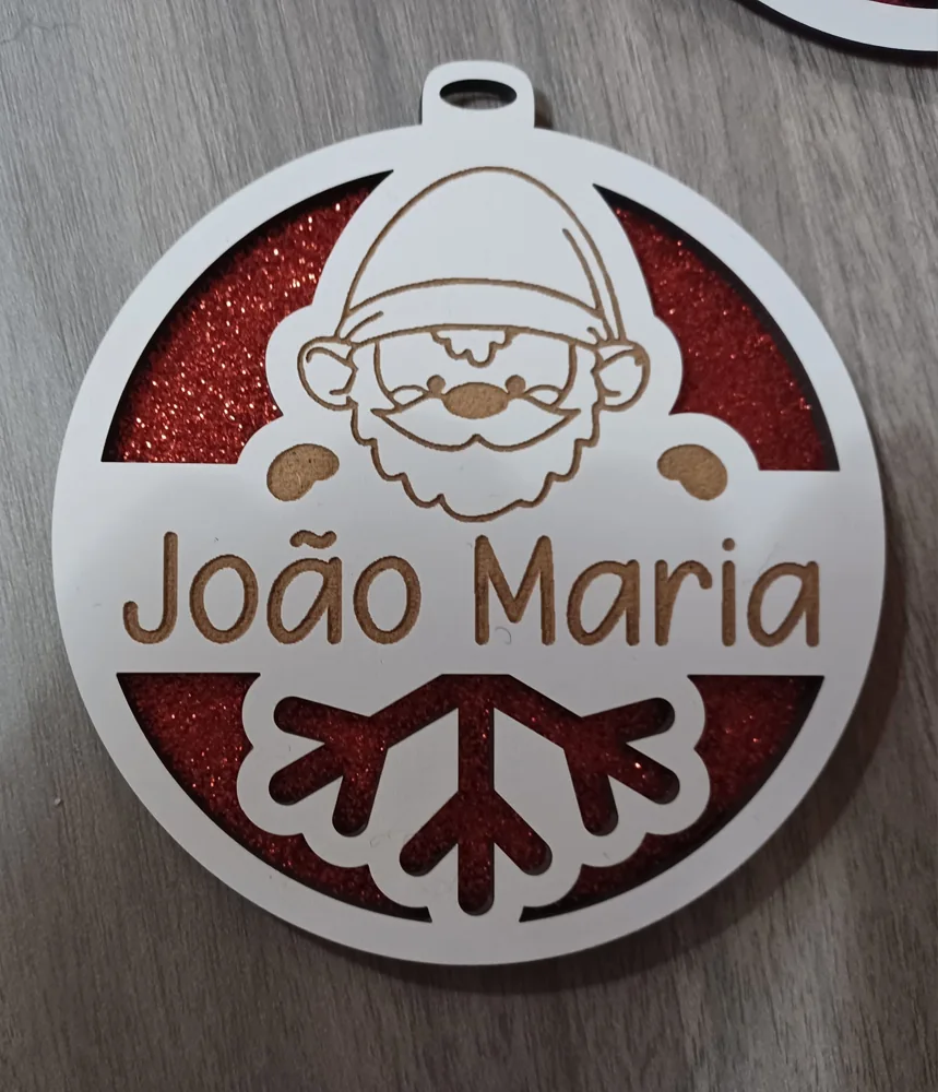 Enfeites com nomes, mensagens ou ilustrações para decorar a árvore e oferecer no Natal.