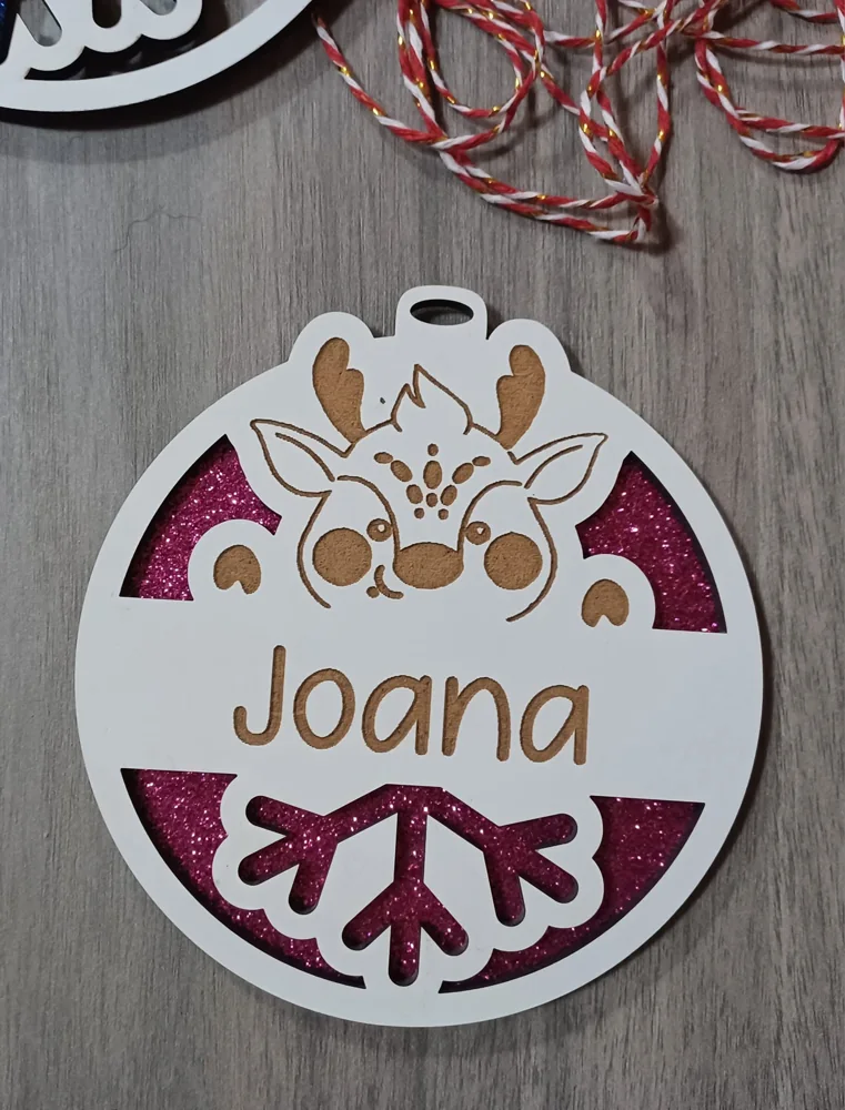 Enfeites com nomes, mensagens ou ilustrações para decorar a árvore e oferecer no Natal.