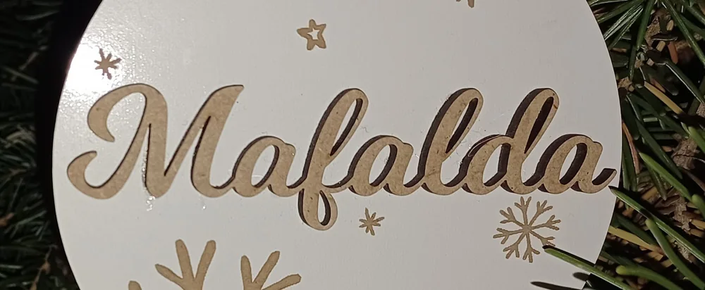 Enfeites com nomes, mensagens ou ilustrações para decorar a árvore e oferecer no Natal.