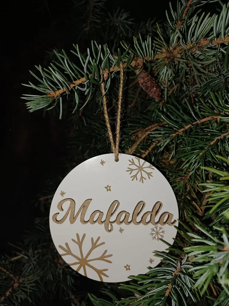 Enfeites com nomes, mensagens ou ilustrações para decorar a árvore e oferecer no Natal.
