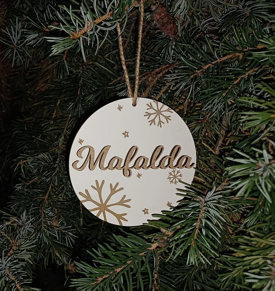 Enfeites com nomes, mensagens ou ilustrações para decorar a árvore e oferecer no Natal.