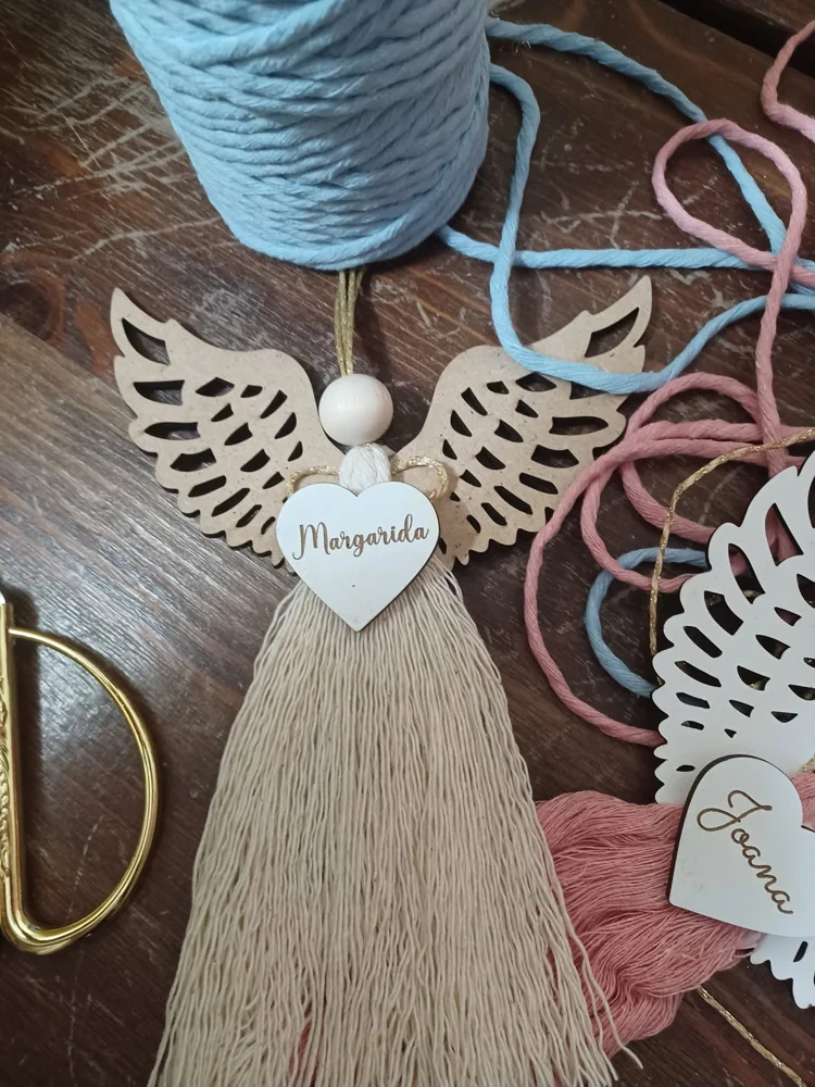 Peça personalizada com elementos pendentes, fios ou detalhes decorativos.