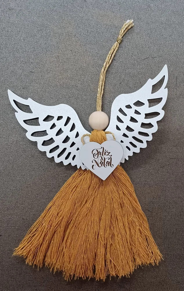 Peça personalizada com elementos pendentes, fios ou detalhes decorativos.