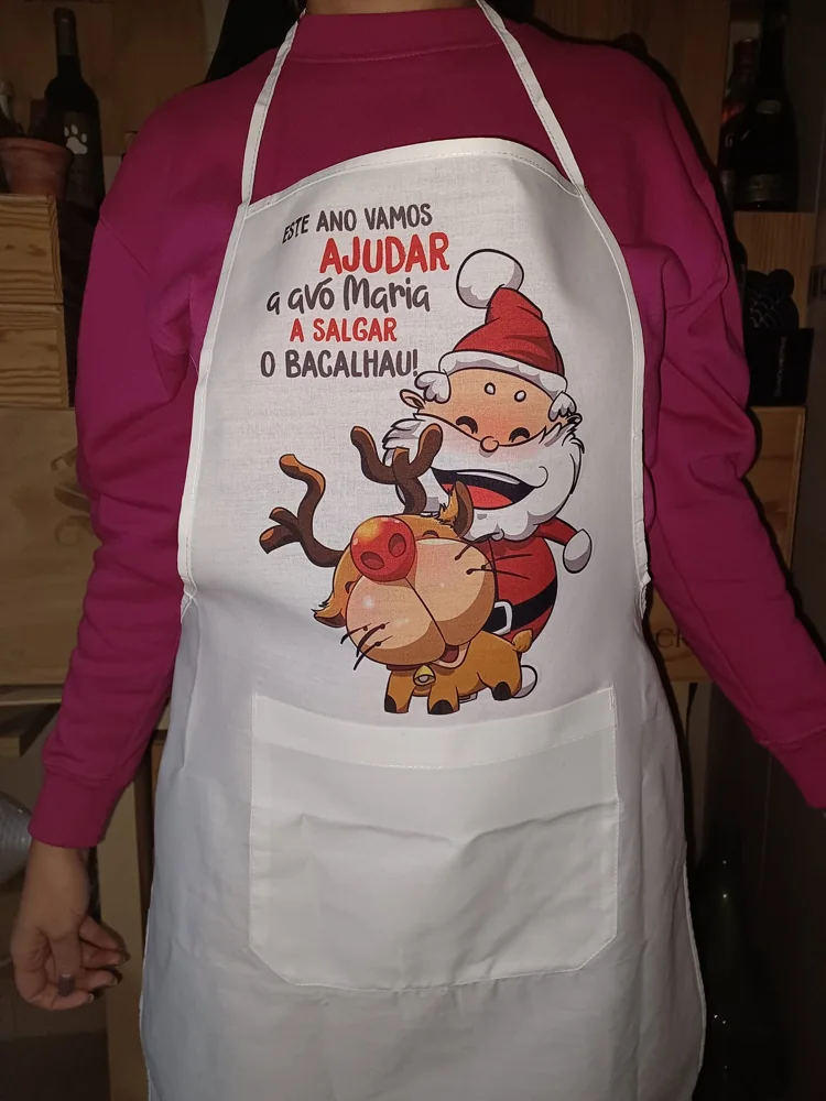 Artigos coordenados de cozinha com mensagens e ilustrações personalizadas.