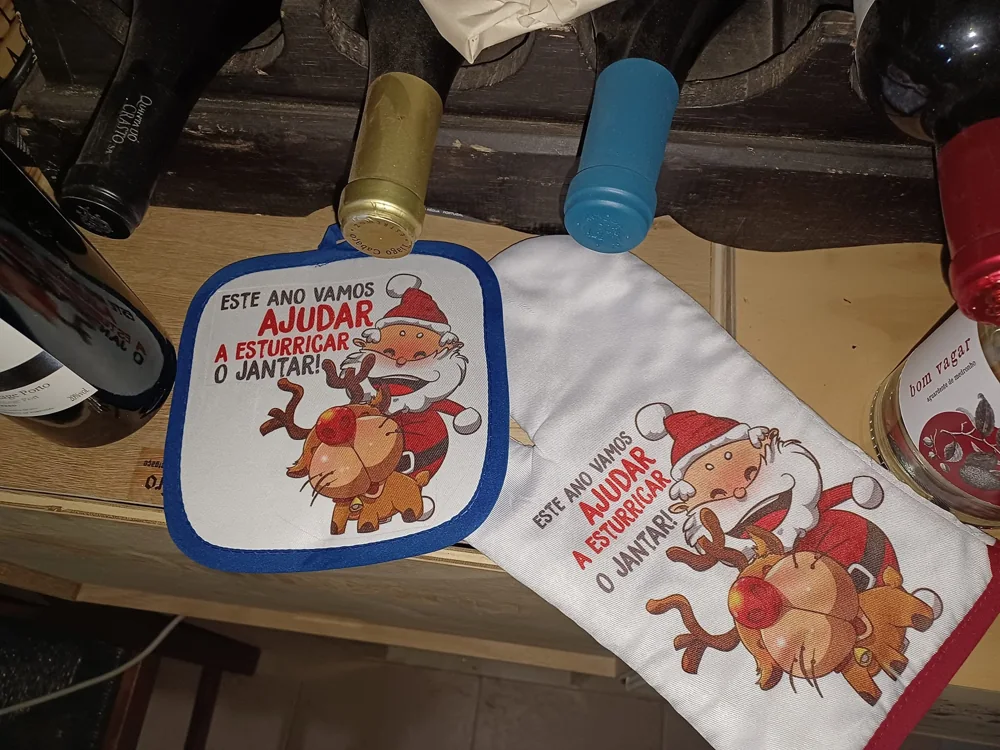Artigos coordenados de cozinha com mensagens e ilustrações personalizadas.