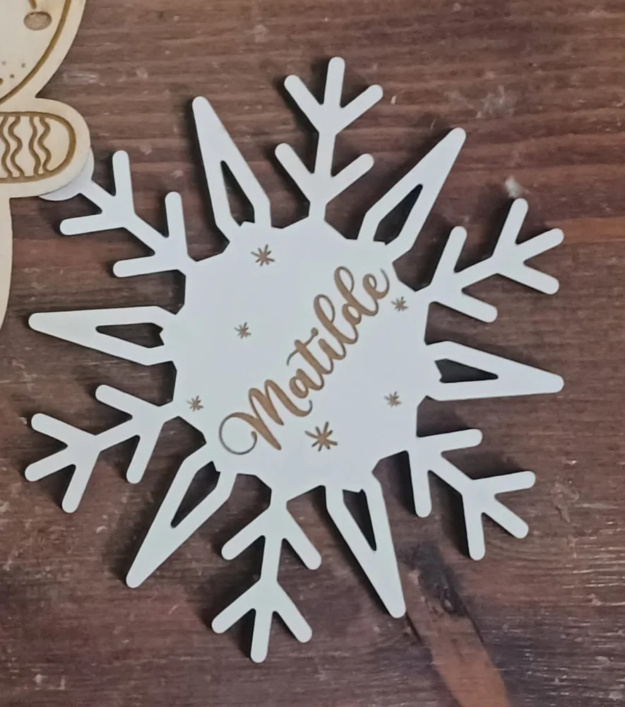 Enfeites com nomes, mensagens ou ilustrações para decorar a árvore e oferecer no Natal.
