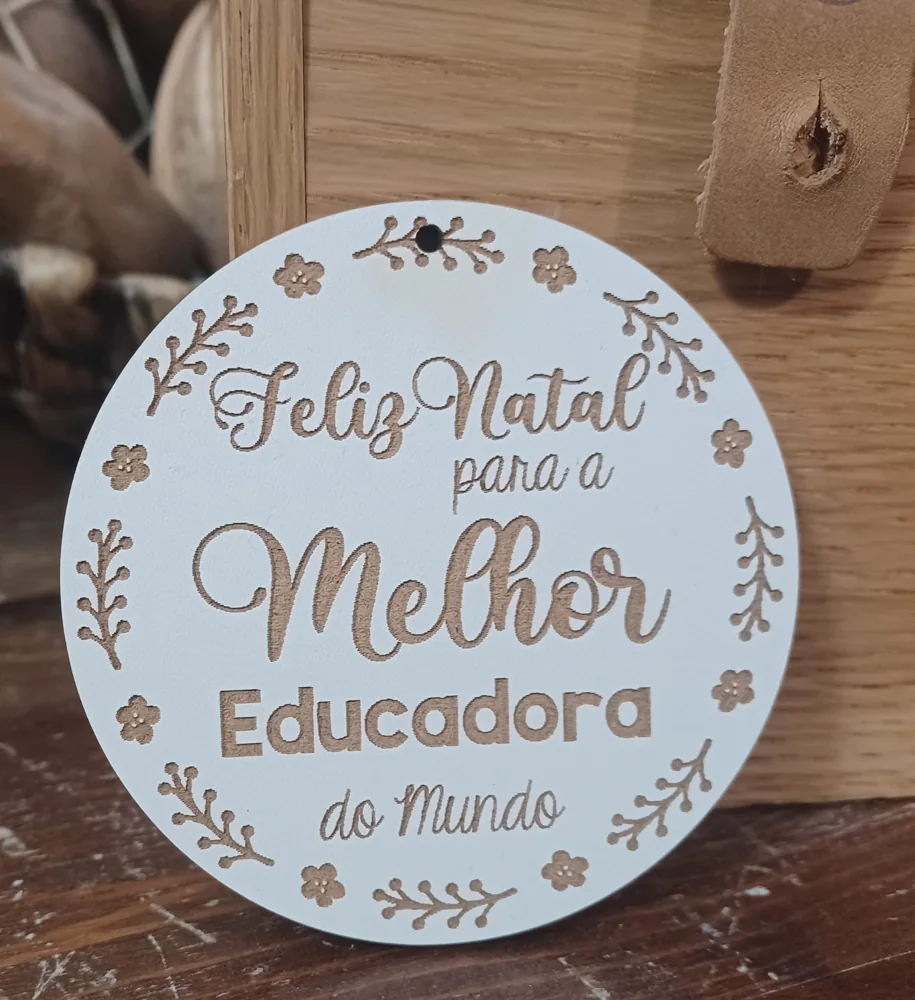 Enfeites com nomes, mensagens ou ilustrações para decorar a árvore e oferecer no Natal.