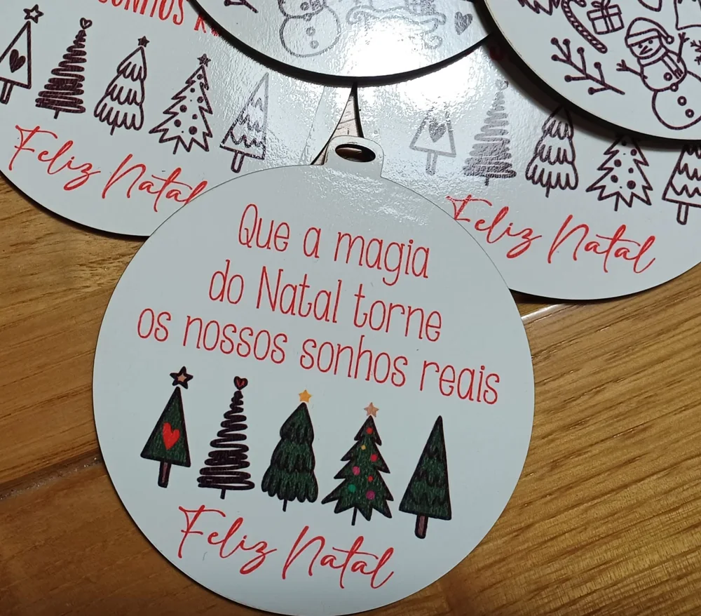 Enfeites com nomes, mensagens ou ilustrações para decorar a árvore e oferecer no Natal.
