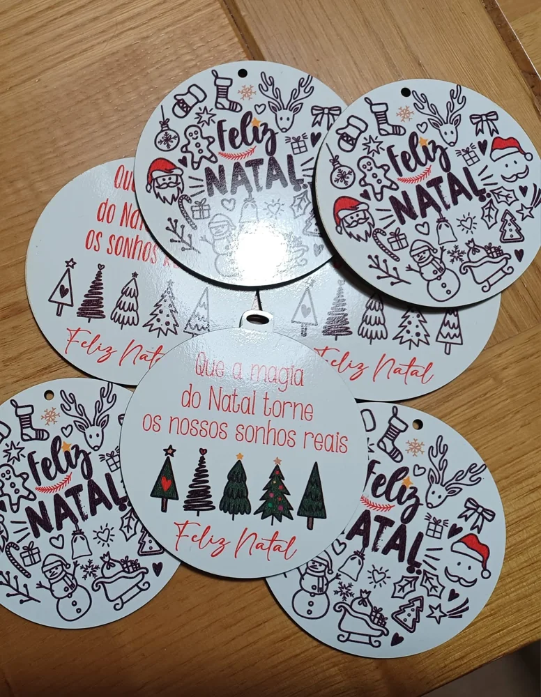 Enfeites com nomes, mensagens ou ilustrações para decorar a árvore e oferecer no Natal.