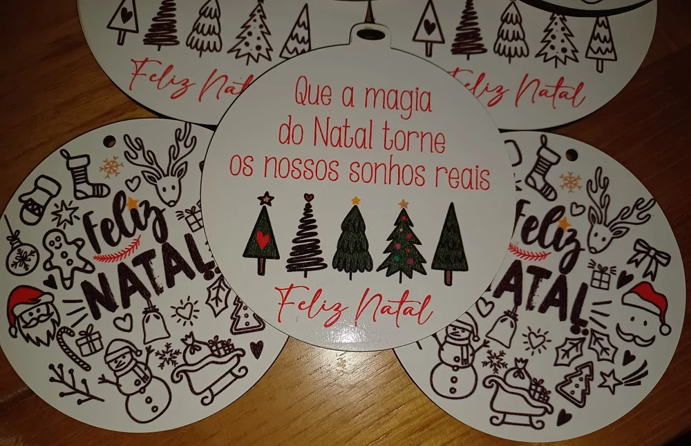 Enfeites com nomes, mensagens ou ilustrações para decorar a árvore e oferecer no Natal.