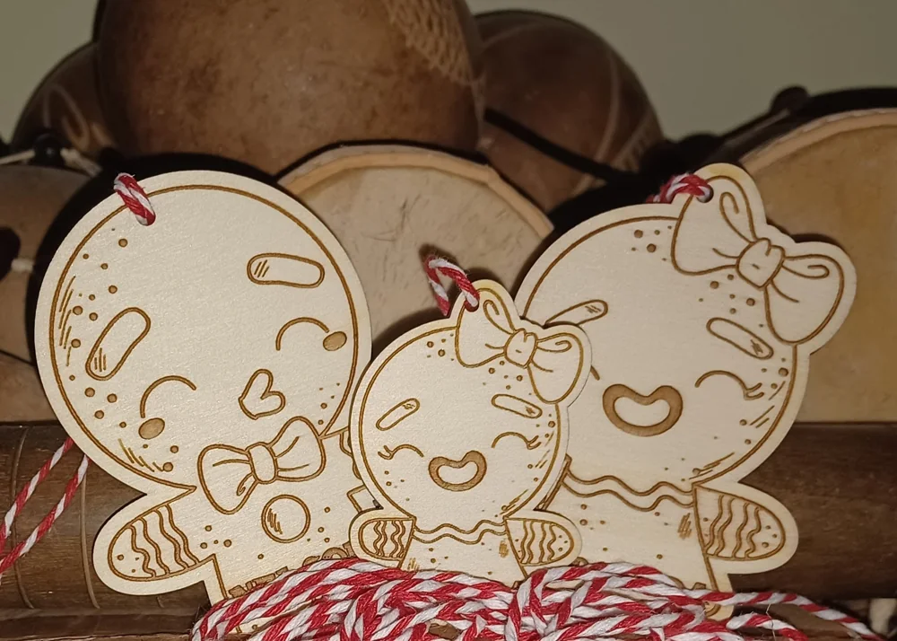 Enfeites com nomes, mensagens ou ilustrações para decorar a árvore e oferecer no Natal.