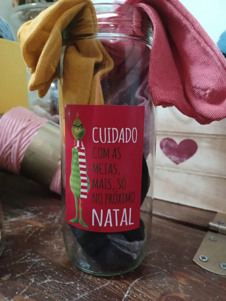 Garrafa apresentada com rótulo ou mensagem personalizada.