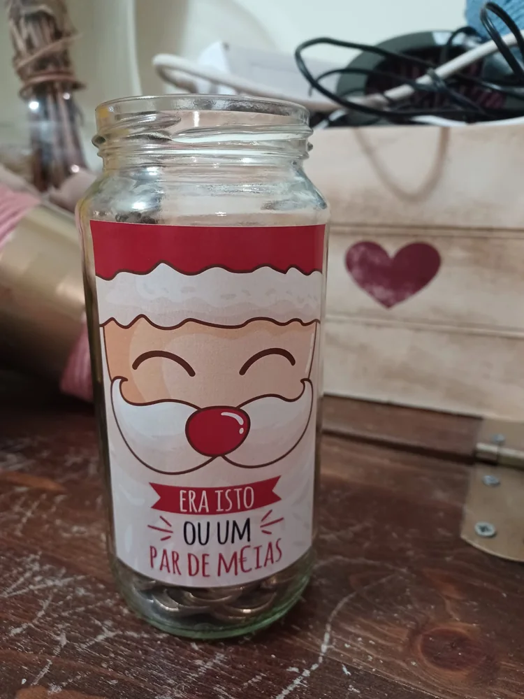 Garrafa apresentada com rótulo ou mensagem personalizada.