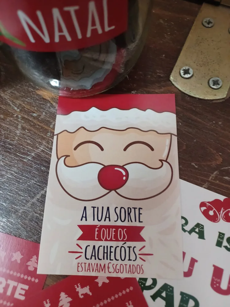 Garrafa apresentada com rótulo ou mensagem personalizada.