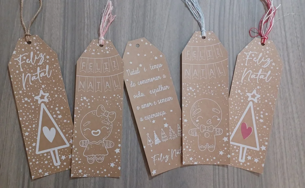 Peça decorativa com recorte, mensagem ou ilustração, preparada para pendurar ou expor.