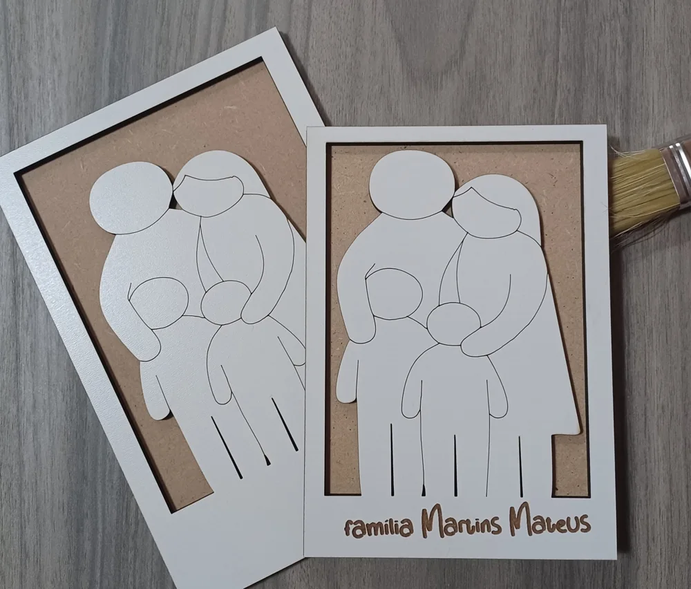 Moldura com espaço para fotografia e elementos personalizados para guardar uma memória.