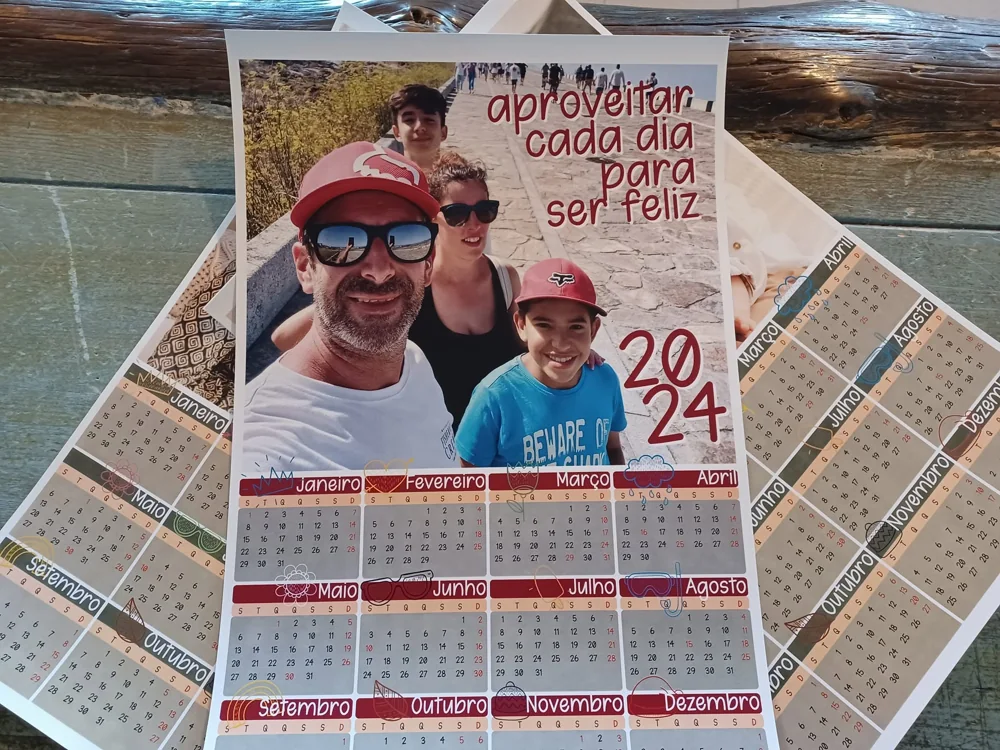 Calendário com imagem personalizada para manter uma memória à vista durante o ano.