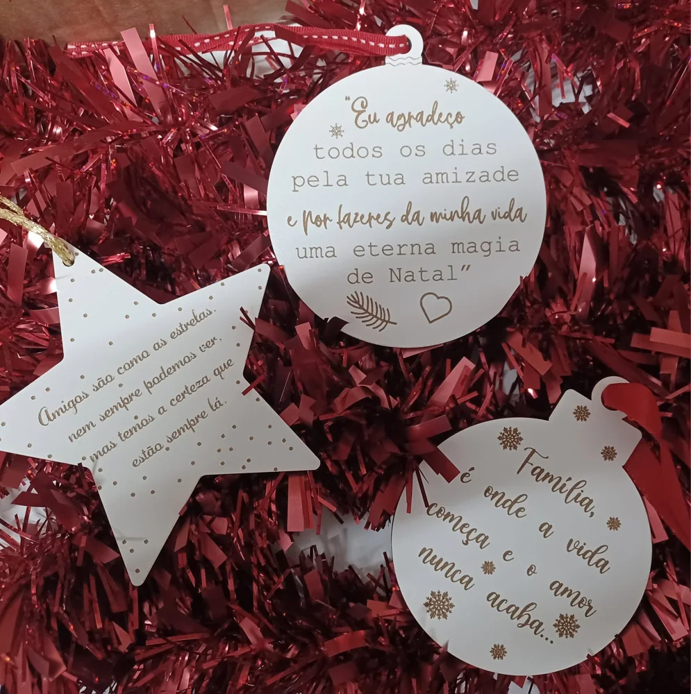 Enfeites com nomes, mensagens ou ilustrações para decorar a árvore e oferecer no Natal.