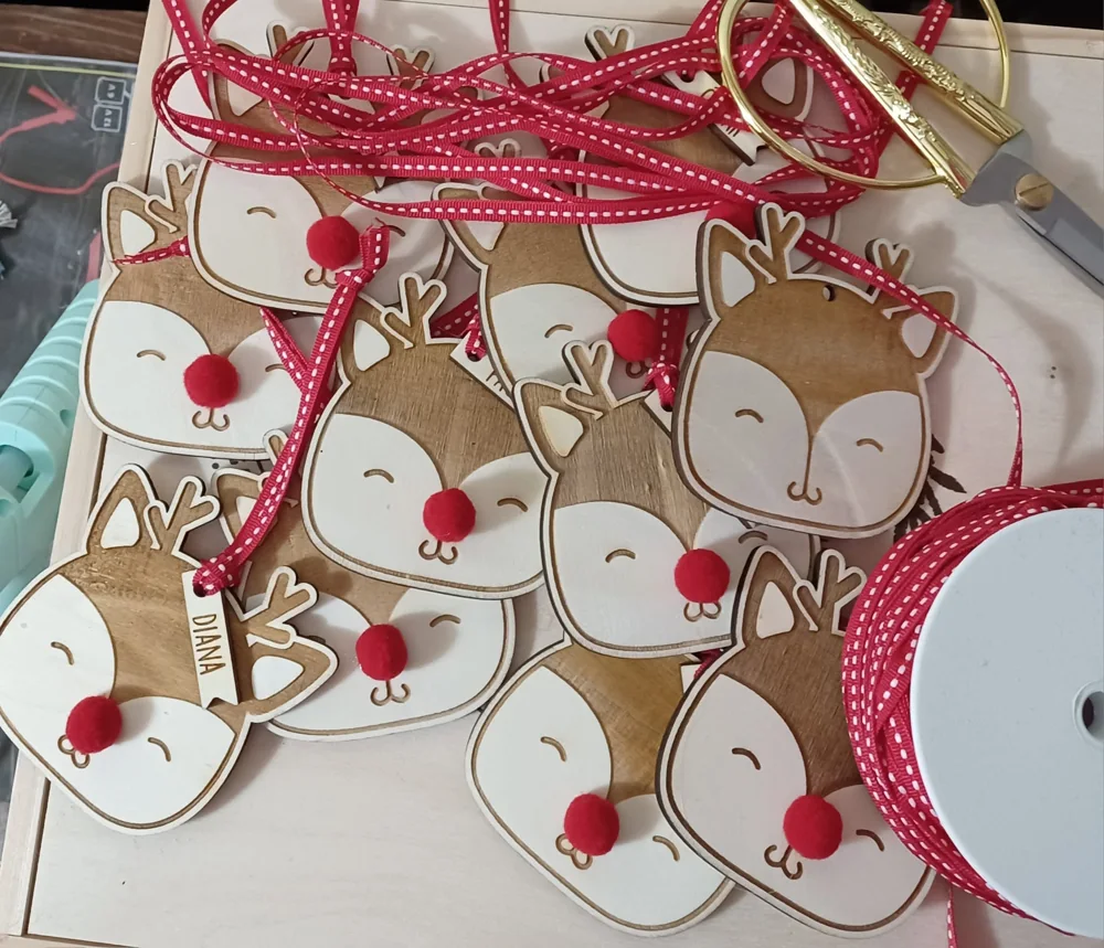 Peça personalizada com elementos pendentes, fios ou detalhes decorativos.