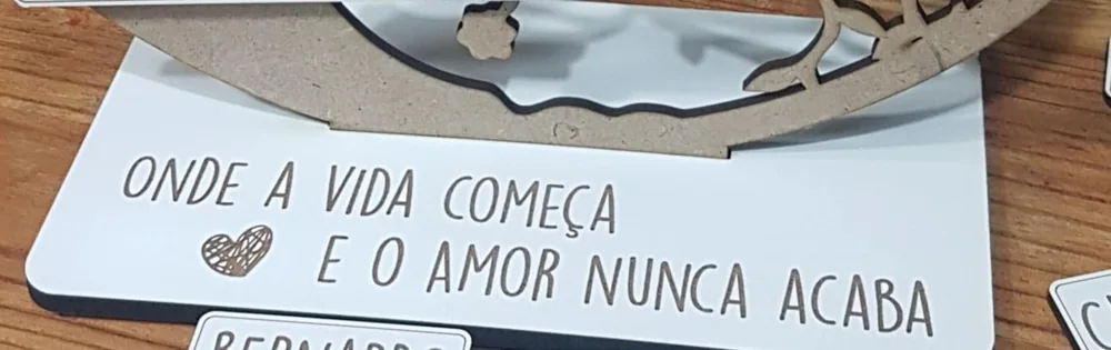 Peça decorativa com recorte, mensagem ou ilustração, preparada para pendurar ou expor.