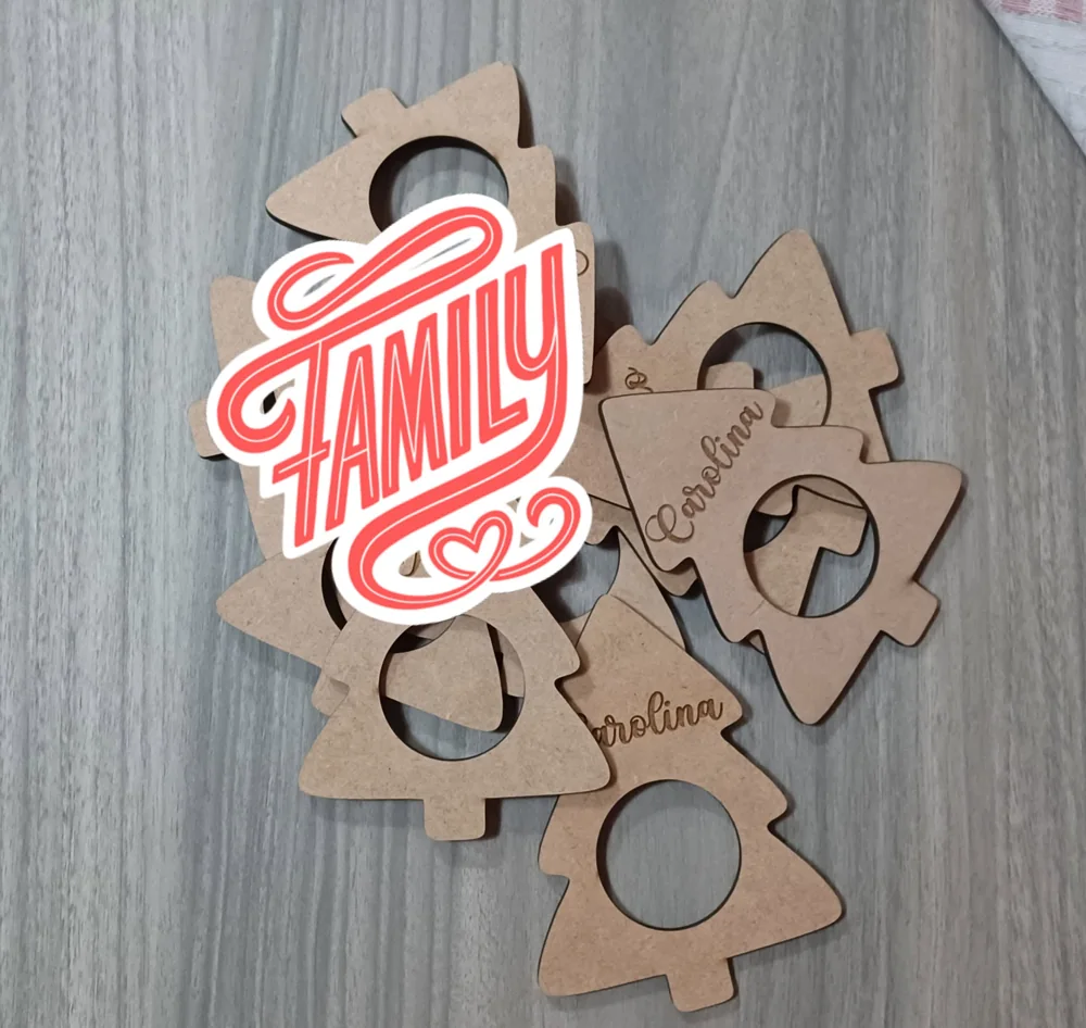 Peça personalizada com elementos pendentes, fios ou detalhes decorativos.