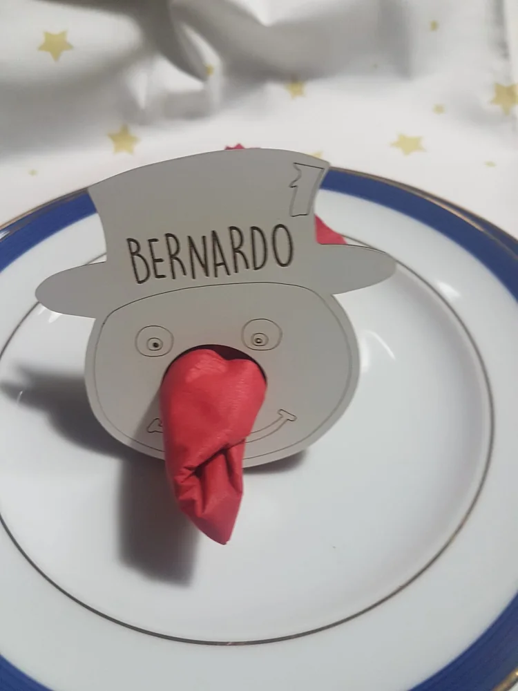 Enfeites com nomes, mensagens ou ilustrações para decorar a árvore e oferecer no Natal.