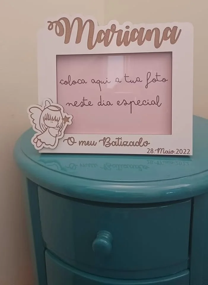 Peça com dedicatória, mensagem ou dados personalizados para assinalar uma ocasião.
