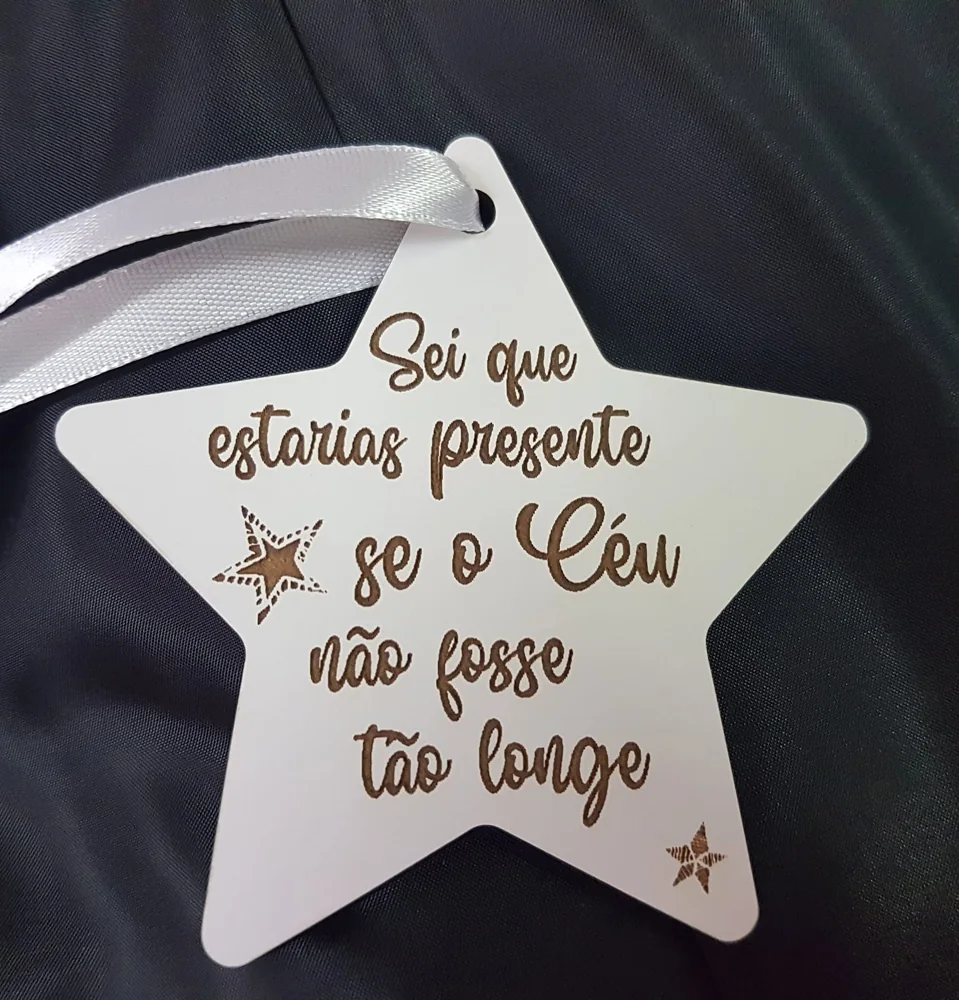 Enfeites com nomes, mensagens ou ilustrações para decorar a árvore e oferecer no Natal.